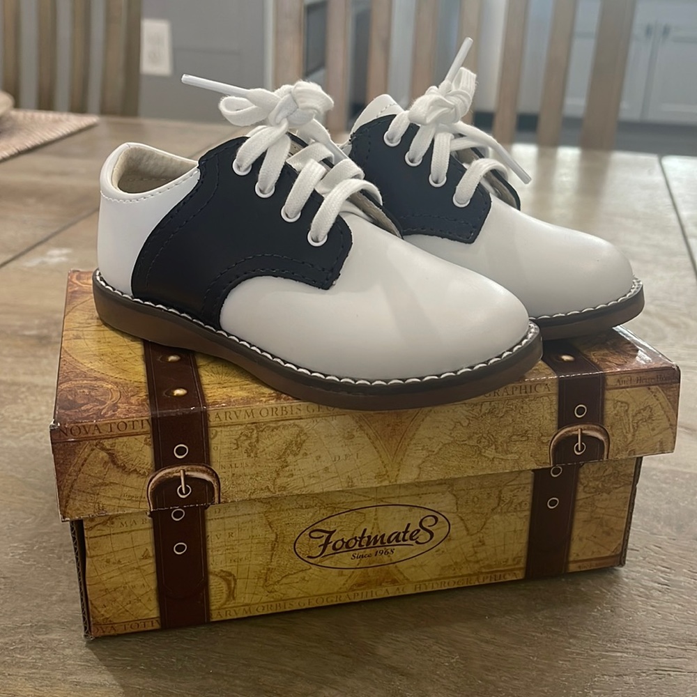 New in Box Footmates Navy Saddle Shoes Size 7